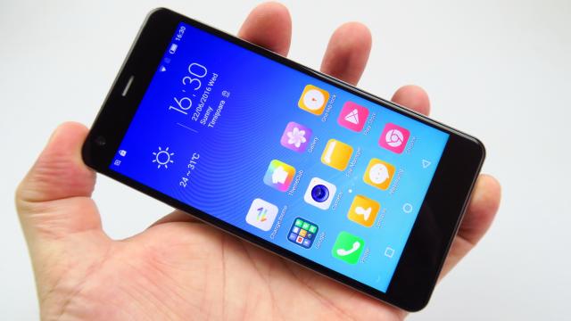 <b>UHANS S1: OS, UI, aplicaţii fistichii, cu puţintel bloatware</b>UHANS S1 vine cu Android 6.0 Marshmallow la bord, dar nu într-o variantă stock, cum oferă mulţi producători din China, ci într-o versiune numită Freeme OS 6.1. Aceasta este o interfaţă foarte colorată şi fistichie, amintind de abordarea LG de acum 3-4 ani