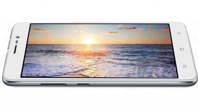 <b>BlackView prezintă phablet-ul A8 Max; handset cu 2 GB RAM și Android Marshmallow</b>Producătorul chinez BlackView anunță astăzi lansarea unui nou terminal de buget, model numit A8 Max și prezentat în imaginile de mai jos. Acesta adoptă un design interesant la prima vedere, dar și un pachet hardware echilibrat - fiind inclus aici un