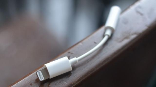 <b>Adaptorul Apple Lightning - jack audio apare în Vietnam, filmat şi fotografiat clar (Video)</b>Unul dintre cele mai mari neajunsuri pe care utilizatorii îl vor constata în cazul lui Apple iPhone 7 va fi cu siguranță lipsa unui jack audio la bord. Deși exista posibilitatea ca o pereche de căști bluetooth să fie oferite la pachet, se pare că Apple