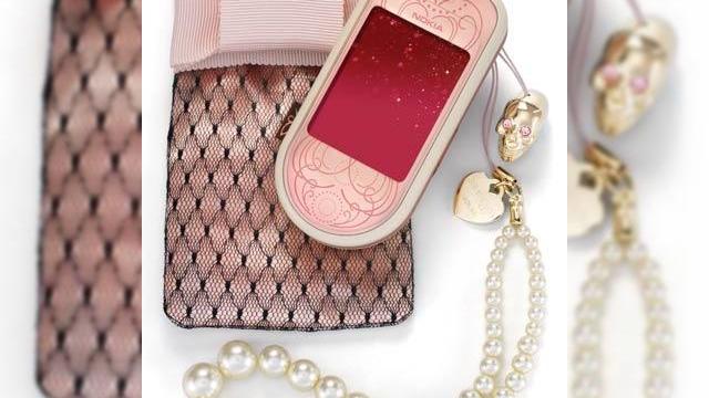 <b>Nokia 7373 Giambattista Valli, telefonul indragostitilor</b>Nokia a colaborat cu designerul din lumea modei Giambattista Valli pentru a da modelului L'Amour 7373 o incarcatura sentimentala ce va cuceri in special publicul feminin al industriei mobile. Nokia 7373 era deja un model bun, dar cu modificarile facute de...
