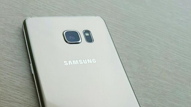 <b>Numeroase fotografii cu Samsung Galaxy Note 7 ajung pe web; se confirmă varianta cu 4 GB RAM + 64 GB stocare</b>Doar câteva ore rămase până la evenimentul de lansare al lui Samsung Galaxy Note 7, și iată că scăpările nu se opresc. Vedem acum numeroase fotografii cu noul terminal și variantele sale de culoare, dar și imagini cu pachetul de retail în care noul model