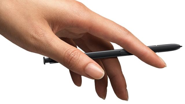 <b>Pengate nu mai e o problemă, stylusul lui Galaxy Note 7 nu poate fi introdus invers</b>O problemă pe care utilizatorii phablet-ului Samsung Galaxy Note 5 au descoperit-o la scurt timp de la achiziția telefonului era și aceea că stylus-ul S-Pen odată introdus din greșeală invers, rămânea blocat în terminal. Problema este de domeniul trecutul