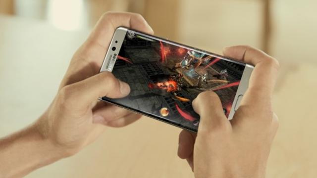 <b>Samsung Galaxy Note 7 trece prin primele teste benchmark, nu pare a-şi adjudeca vreun loc întâi</b>A venit și momentul inevitabil în care phablet-ul Samsung Galaxy Note 7 este pus față în față cu testele benchmark-uri. Mulțumită celor de la GSMArena care au pus mâna pe o variantă prototip, aflăm ce punctaje obține acest terminal în teste populare ca