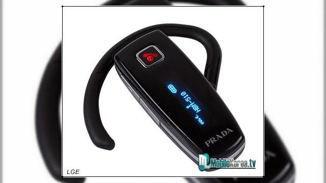<b>Casca de telefon Bluetooth LG Prada: Cerceii oficiali ai celor bogati si faimosi</b>A trecut mai putin de o saptamana de la ultima noastra intalnire cu frumosul telefon LG Prada si deja avem noi vesti despre primele accesorii ale telefonului, la fel de eleganta casca de telefon Bluetooth LG Prada. Casca are un afisaj pentru starea...