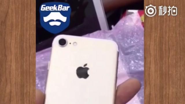 <b>Un prototip funcţional de iPhone 7 apare într-un clip video hands on; Îl privim cu precauţie... (Video)</b>După fotografii și clipuri video cu macheta destinată lui iPhone 7, iată că acum este vremea ca pe web să își facă apariția și materiale video care prezintă modele prototip ale noului telefon. Un asemenea video poposește astăzi pe web, dezvăluindu-ne 