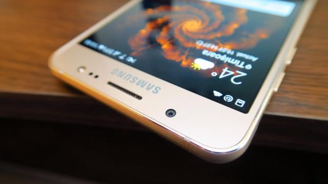 <b>Samsung Galaxy J5 (2016): Hardware puţin evoluat faţă de predecesor, dar în zonele care contează</b>Samsung Galaxy J5 (2016) reprezintă urmaşul lui Galaxy J5, care s-a vândut destul de bine anul trecut şi dacă un lucru merge bine, de ce să îl schimbi, corect? Spre exemplu Samsung a păstrat acelaşi CPU Snapdragon 410 şi aceeaşi rezoluţie a ecranului