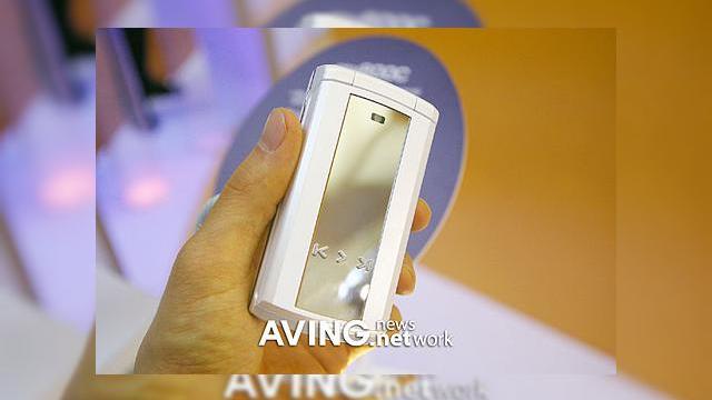 <b>3G de la Sagem: my800C</b>Avem aici un Sagem care se descurca mult mai bine decat my200C in privinta hardware-lui. Toti lauda pe my800C, o adevarata experienta multimedia introdusa intr-un telefon tri-band WCDMA. Dotarile includ un ecran TFT 2" 262k culori QVGA care afiseaza...