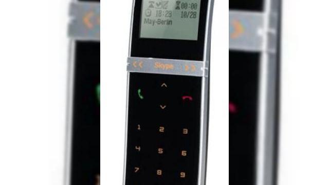 <b>Skype prinde forma, forma sexy...</b>Compania Amex are planuri mari cu noul sau terminal TSP-VS501, care combina DECT si Skype intr-un singur telefon, produsul final avand un design cel putin ciudat. TSP-VS501 atrage prin controlul sau de tip touch-sensitive, care straluceste, fiind plasat...