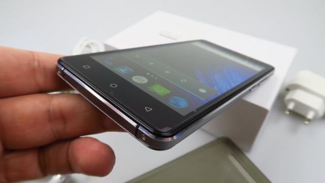 <b>iHunt Freedom Unboxing: telefon de buget cu ramă metalică solidă, husă la pachet (Video)</b>Iată-ne cu un nou telefon iHunt în teste, de această dată modelul iHunt Freedom, pe care l-am scos din cutie mai jos. Acest model poate fi găsit la iHunt.ro la preţul de 375 lei şi vă este oferit la concurs.