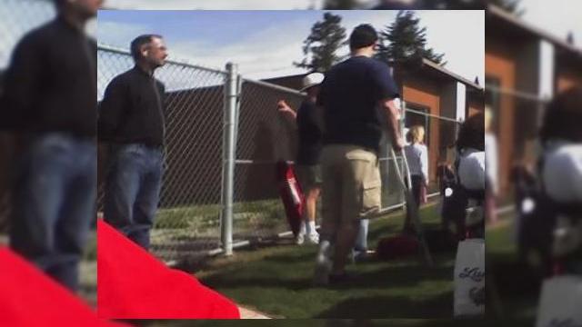 <b>Oare Steve Jobs are iPhone?</b>Probabil va intrebati cine este acest om si care este legatura sa cu iPhone. Steve Jobs este co-fondatorul si CEO al Apple, si de asemenea fostul CEO al companiei Pixar, inainte ca aceasta sa fie achizitionata de Disney. In aceasta poza se presupune ca...