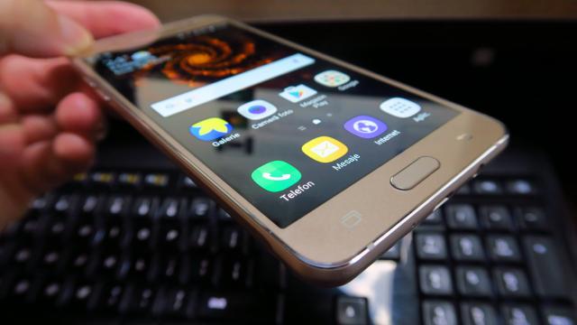 <b>Samsung Galaxy J5 (2016): OS, UI, aplicaţii aşa cum le-am lăsat pe Galaxy A 2016</b>Samsung Galaxy J5 (2016) se prezintă cu acelaşi software ca şi modelele Galaxy A din seria 2016, deci nu s-a schimbat nimic aici. E vorba despre Android 6.0.1 cu TouchWiz aplicat peste şi cu Flipboard ca homescreen-ul cel mai din stânga