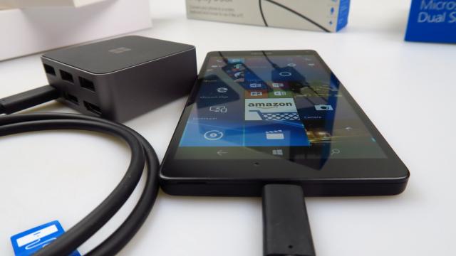 <b>Microsoft Lumia 950 XL Unboxing + Display Dock Unboxing: flagship-ul Windows 10 Mobile din toamnă trecută e gata de Continuuitate (Video)</b>Nici nu îmi mai amintesc ultima oară când am testat un model Windows Mobile sau Windows Phone şi cred că a trecut mai bine de un an de atunci. Ei bine, am revenit în această zonă cu Microsoft Lumia 950 XL, flagship-ul Windows 10 Mobile lansat de Microsoft