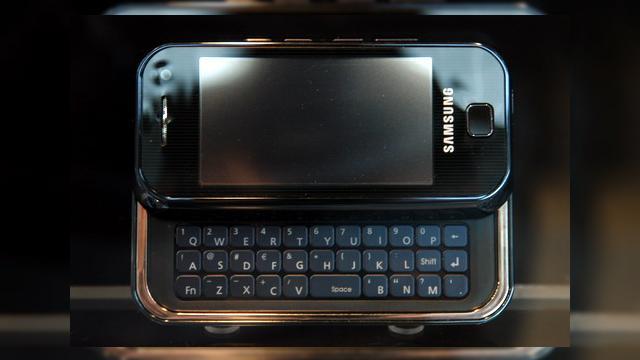 <b>Samsung F700 la CeBIT 2007</b>Unul dintre "starurile" prezente la CeBIT in acest an este Samsung Ultra Smart F700, un smartphone pazit atat de strasnic, incat era inchis intr-o cutie de sticla. F700 este un terminal cu o tastatura QWERTY de tip slide-out, care are o lungime egala cu...