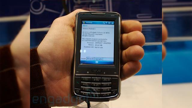 <b>ASUS P526 cu functii GPS la CeBIT 2007</b>ASUS si-a lansat inca un "monstru" pe piata, o combinatie fatala intre PDA/telefon/GPS, care ar trebui sa sperie concurenta prezenta la CeBIT 2007. Nu va lasati intimidati de P526 "Pegasus", deoarece este vorba de un terminal care nu face parte din...