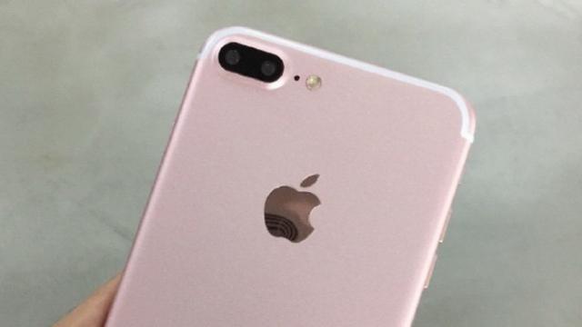 <b>iPhone 7 Plus apare într-o nouă fotografie, de această data în variantă Rose Gold; Camera duală e la posturi </b>Știți ce ar fi o veste cu adevărat fantastică? Să treacă o săptămâna, sau hai 3 zile fără să vedem o scăpare legată de iPhone 7... Cum așa ceva nu prea se întrezărește în viitorul apropiat, azi luăm contact cu ÎNCĂ o fotografie cu iPhone 7 Plus
