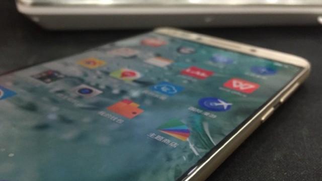 <b>LeEco Le 2S primește o randare nouă, care readuce în discuție ideea de ecran edge to edge </b>Smartphone-ul LeEco Le 2S apare astăzi într-o nouă randare ce aduce în prim-plan panoul frontal cu margini foarte subțiri, fiind vorba despre acel concept edge-to-edge. Smartphone-ul de față este așteptat să sosească la pachet cu un display de