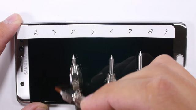 <b>Corning explică de ce Gorilla Glass 5 de pe Galaxy Note 7 se zgârie atât de uşor</b>Ieri vă prezentam acel test de anduranţă al lui Galaxy Note 7, care s-a lăsat cu zgârieturi destul de uşor de realizat pe panourile din sticlă ale terminalului, iar azi Corning a simţit nevoia să ia poziţie. Şi asta pentru că are de aparat imaginea lui..