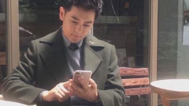 <b>Jimmy Lin, o celebritate din Taiwan s-a pozat cu iPhone 7 Plus, după ce avusese în premieră şi fotografii cu iPhone 6 şi iPhone 5</b>Dacă vedetele de la Hollywood se pozează de obicei cu modele Galaxy Note şi sunt mereu surprinse cu câte un iPhone în mână la sala, ei bine în Taiwan vedetele lor se pozează cu telefoane încă ne lansate. Celebritatea locală Jimmy Lin, un fost idol al..