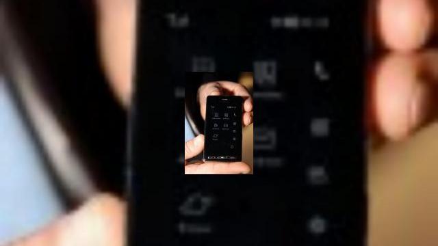 <b>Video cu interfata touch screen a telefonului LG Prada</b>Probabil ati auzit de LG Prada Phone, fructul colaborarii companiei producatoare de terminale mobile cu celebra casa de moda italiana. Iata ca va oferim detalii minutioase in legatura cu experienta mobila numita LG Prada. AC_FL_RunContent(...