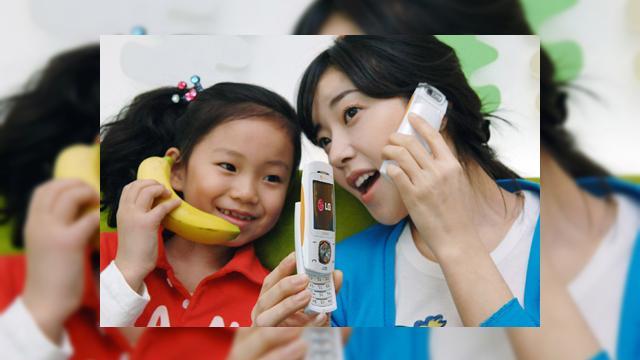 <b>LG SV280, telefonul banana</b>Iata ca pana si LG indrazneste sa copieze si nu pe oricine, ci chiar pe rivalii de la Motorola, cu acest SV280, prea asemanator cu RIZR Z8 la capitolul design. Ca de obicei, inspiratia pentru majoritatea inventiilor umane vine din natura, iar noul...
