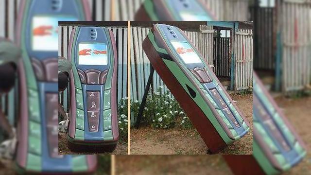 <b>Telefonul Nokia de dincolo de moarte!</b>Ce ati spune daca vi s-ar propune ca dupa moarte sa fiti ingropati intr-un telefon Nokia? Ar trebui sa fie un terminal ceva mai mare decat o caramida, de fapt cu mult mai mare... Dupa cum puteti constata in pozele de mai sus, cineva are gusturi morbide si...