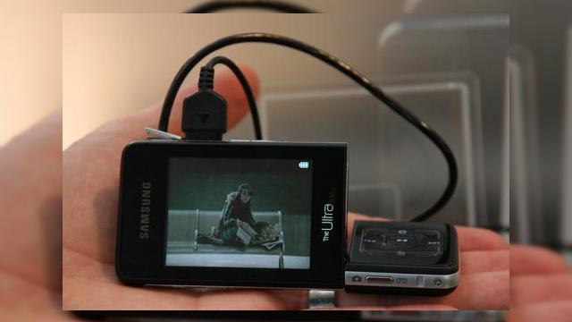 <b>Samsung F500 Ultra Video oficial certificat DivX</b>Desi Samsung a lansat vestea despre noul sau terminal F500 ca va deveni "primul din lume" certificat DivX cand a fost lansat acum cateva luni. DivX a certificat aceasta declaratie, cand codecul video si compania Samsung a anuntat azi ca Samsung SGH-F500...