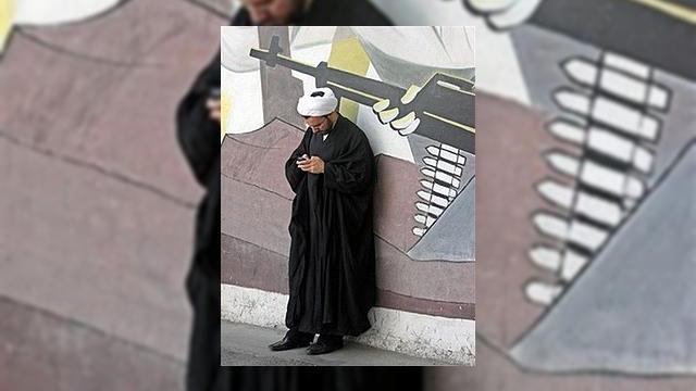 <b>Telefoane iraniene la orizont!</b>In timp ce Iranul este implicat in cursa nucleara, inginerii persani au fost foarte ocupati si cu dezvoltare de telefoane celulare care vor ajunge in magazine in luna iunie din acest an. Aceste terminale vor fi vandute sub marca ITMC si vor fi produse de...