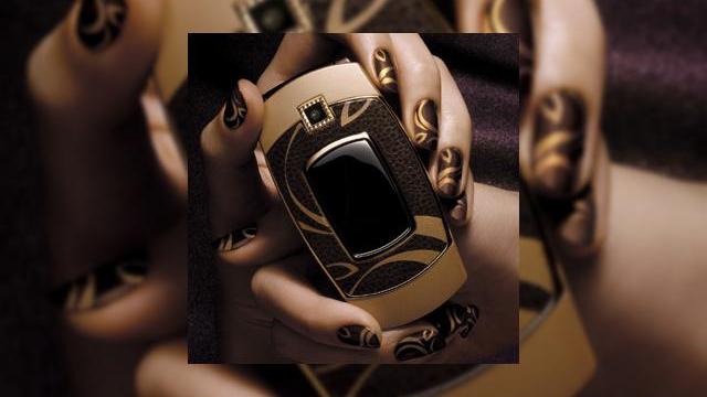 <b>Samsung E500 imbracat in piele!</b>Hyejeong Lee, Sooyoung Hwang, Sunyoung Lee si Jiyun Park din Corea au transformat cu multa imaginatie exteriorul de plastic al lui Samsung SGH-E500 prin inlocuirea acestuia cu piele. O astfel de modificare se reflecta imediat ce utilizatorul atinge piele...