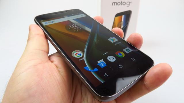 <b>Lenovo Motorola Moto G4 Unboxing: strictul necesar la nivel de accesorii, un model fără mofturi (Video)</b>Dacă tot se promovează brandul Moto G în România prin deviza "fără mofturi", am cam început să înţelegem de unde vine ideea. Am scos din cutie mai jos telefonul Lenovo Motorola Moto G4, pe care îl găsiţi la Orange România la preţul de 209 euro fără..