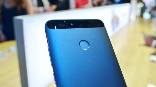 <b>IFA 2016: Primele impresii despre Huawei Nova, telefon feminin şi reîncarnare de Nexus 6P (Video)</b>Huawei a inaugurat cu ocazia lui IFA 2016 gama de telefoane Nova, ce include deocamdată modelele Nova şi Nova Plus. Primul aduce cu un Huawei Nexus 6P mai compact şi e analizat în prezentarea hands on de mai jos, realizată de trimisul nostru la Berlin