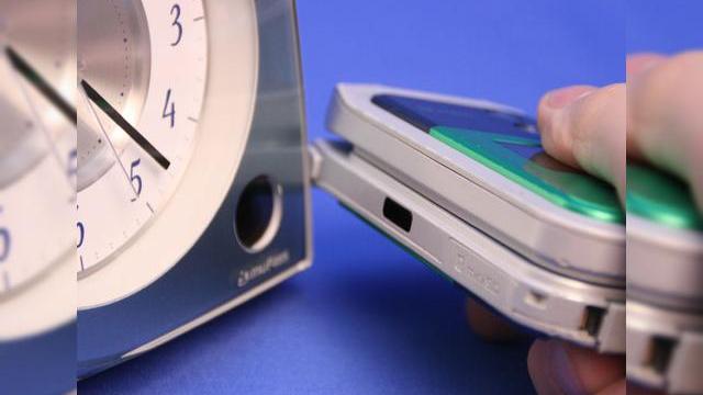 <b>Transfera-ti muzica de pe telefonul mobil pe ceas!</b>Evident, nu este vorba despre ceasul de la mana, ci unul dintre acele gadgeturi care ne trezesc dimineata si anume un Citizen M-stock 533. Acest ceas simplu din Japonia va poate face dimineata mai buna, cu ajutorul muzicii pe care o puteti transfera de pe...