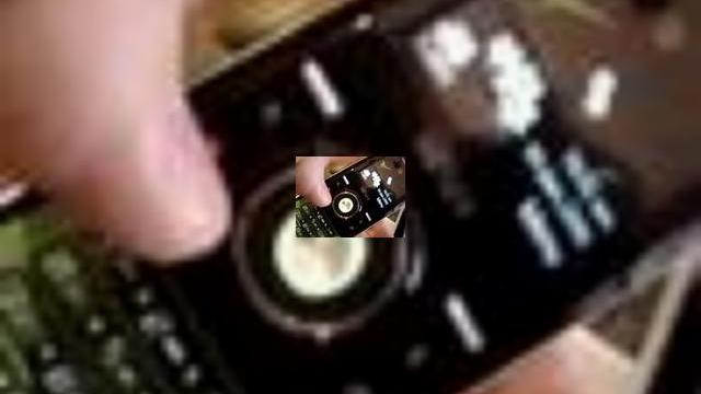 <b>Zvonuri: Sony Ericsson Green Phone</b>Daca ar fi sa facem un top al companiilor care lanseaza cele mai multe zvonuri despre noi terminale mobile, Sony Ericsson ar ocupa cu siguranta primul loc. Va prezentam cel mai nou zvon de la compania japonezo-suedeza in clipul de mai jos: Acest scurt...