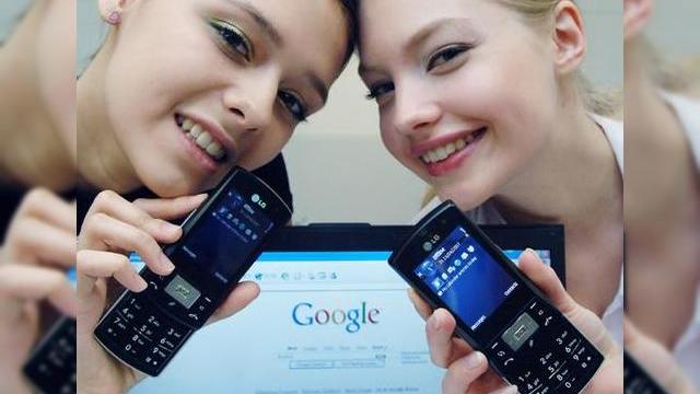 <b>LG KS10 cu Google search preinstalat!</b>Nope, nu este mult trambitatul Google Phone. LG si-a anuntat in Corea noul terminat pe platforma Symbian, KS10, ajutat fiind de aceste doua tinere foarte atragatoare, care au apasat pe cateva butoane in fata camerelor, doar asa, ca sa ne incante noua...