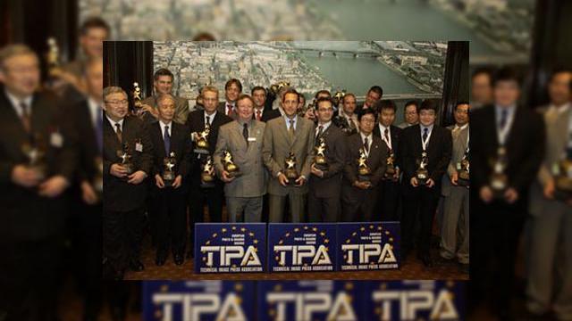 <b>Nokia N95 castiga prestigiosul premiu TIPA 2007</b>Nokia N95 a fost numit "cel mai bun terminal care suporta functii dedicate imaginilor din Europa in 2007" de catre TIPA (Technical Image Press Association), cea mai mare asociatie de presa europeana din domeniul foto/imagini. &nbsp; Terminalul de la Nokia...