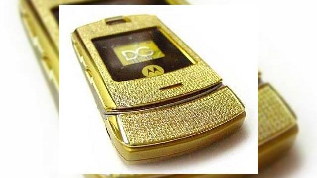 <b>Aur si diamante de la Motorola</b>A venit din nou momentul pentru un terminal-bijuterie si de aceasta data Motorola este creatorul pretiosului telefon. Cu un design creat de Peter Aloisson, V3i de la Motorola va va fura privirea oriunde ati fi. &nbsp; V3i este confectionat dintr-o...