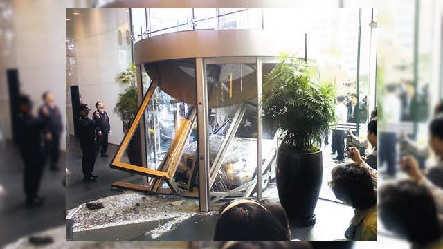 <b>O persoana returneaza un telefon la furnizor... fara sa iasa din masina</b>Cand e vorba despre telefoane care conduc la incidente in trafic, sigur nu va ganditi la ceea ce urmeaza sa va relatam. Se pare ca un domn din Coreea - il vom numi simplu "Kim" deoarece nu am aflat numele lui real - s-a suparat putin mai tare cand noul...