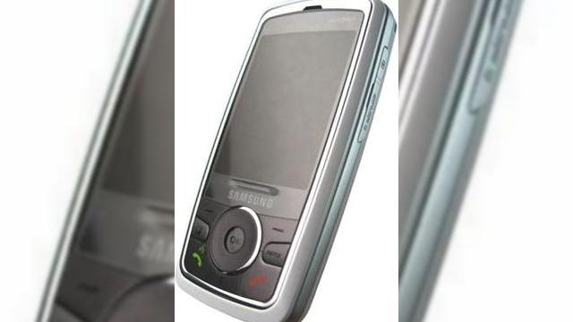 <b>Zdrastvuyte Samsung SGH-i400</b>De ce Symbian intr-o lume a telefoniei mobile unde Linux si Windows Mobile au devenit trenduri, daca nu chiar standarduri? Nu este primul Samsung S60 pe care il vedem si cu siguranta nici ultimul... Pe langa brandingul &ldquo;Symbian OS&rdquo; aplicat in...