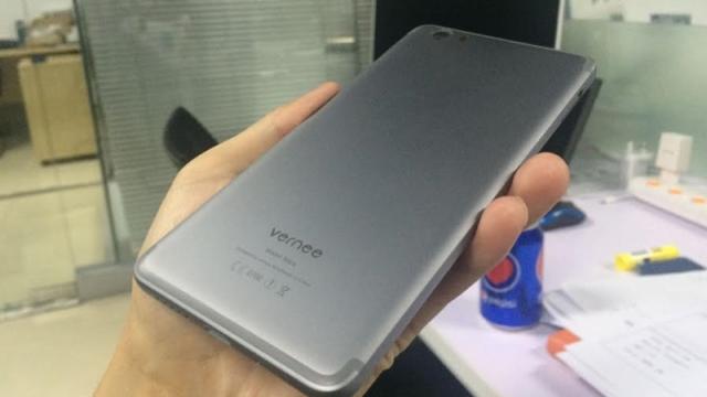 <b>Vernee Mars apare în noi fotografii hands on, confirmând noul design al antenelor sale în stil iPhone 7</b>Vernee Mars este viitorul smartphone pregătit de către compania chineză, un terminal ce va sosi într-o carcasă unibody din metal alături de dotări hardware high-end. Astăzi privim asupra unor noi fotografii hands-on cu varianta de culoare gri a acestui 