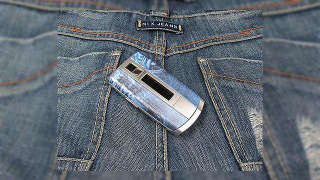 <b>Samsung prezinta terminalul 3G SGH-Z248 in culoarea "jeans"</b>Punand accentul pe aspect, Samsung prezinta un terminal GSM triple-band (900/1800/190 Mhz), dotat cu 3G si fete interschimbabile. Ca si celelalte terminale dotate cu aceasta functie de &ldquo;transformare&rdquo; a exteriorului (SCH-B660, SPH-B6600 si...