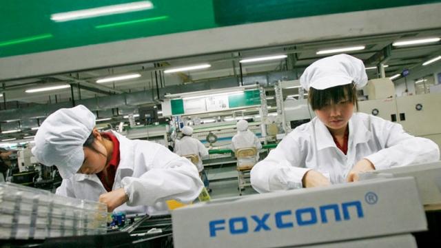 <b>Foxconn ar fi livrat deja 371.000 terminale iPhone 7 ce sunt destinate vânzării în SUA, Italia, Olanda și Marea Britanie</b>În vreme ce orele se scurg până la evenimentul de lansare al noilor modele iPhone, se pare că veștile referitoare la aceste terminale continuă să ajungă pe web. Direct din partea publicației DigiTimes aflăm că Foxconn ar fi livrat deja un număr de 371.000