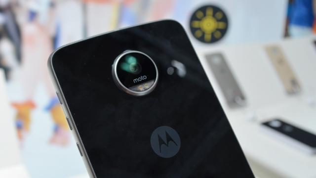 <b>IFA 2016: Motorola Moto Z Play Hands-on - telefon modular cu specificații deloc rele și baterie generoasă</b>Motorola Moto Z Play este un alt telefon pe care l-am întâlnit la IFA 2016 - terminal ce păstrează fix design-ul întâlnit la Moto Z și Moto Z Force cu scopul de a oferi același concept de modularitate. Avem parte de un display de 5.5 inch cu rezoluție FHD