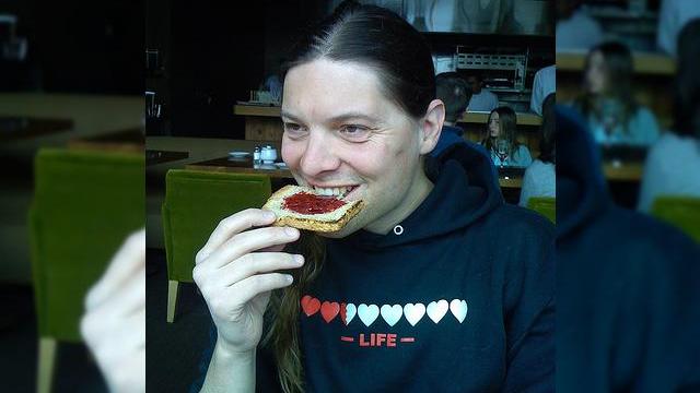 <b>Primele poze facute cu un iPhone!</b>Multe intrebari si-au gasit raspunsul in ianuarie odata cu prezentarea oficiala a mult-asteptatului iPhone, dar una ramane in continuare fara solutie: cum arata pozele facute cu ajutorul terminalului de la Apple? Iata 2 mostre: Oare prin ce metode...