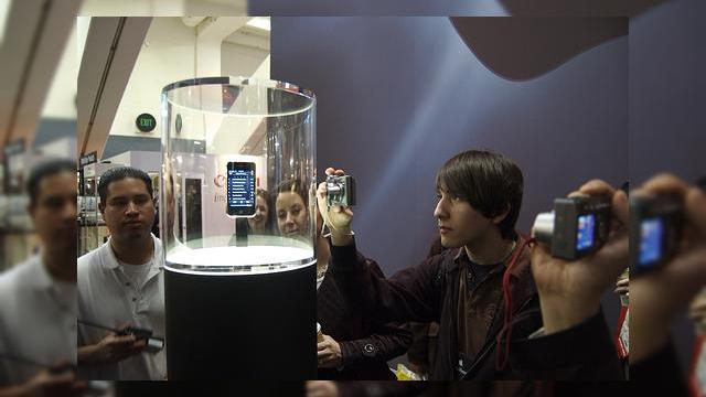 <b>Va schimba iPhone piata muzicii mobile?</b>Terminalul mobil al celor de la Apple se afla pe ultima suta de metri inainte de lansare si va juca un rol important in duelul dintre transferul de muzica over-the-air si downloadurile standard de pe PC. Este momentul propice pentru producatorii...