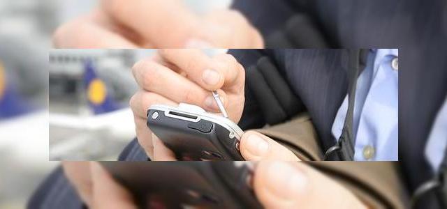 <b>Interesul pentru serviciile bancare prin telefon este scazut</b>Doar 8% dintre consumatorii online care au un telefon mobil sunt interesati de folosirea browsingului pe terminalele mobile in scopul verificarii contului bancar. In urma unui studiu efectuat pe utilizatorii de telefoane mobile, Jupiter Research...