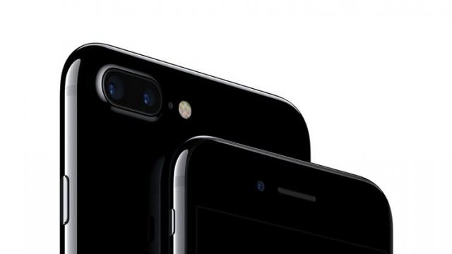 <b>iPhone 7 şi iPhone 7 Plus în varianta Jet Black sunt predispuse la zgârieturi, conform Apple</b>Pe lângă noutățile hardware pe care modelele iPhone7 și iPhone 7 Plus le aduc la pachet, avem și două noi variante de culoare - negru mat și negru glossy. Această din urmă nuanță arăta foarte bine, dar cu toate acestea Apple ne avertizează că sunt șanse