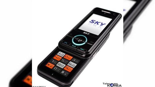 <b>Pantech IM-R200, dotat cu Dual-LCD a fost lansat</b>Pantech a anuntat astazi lansarea terminalului IM-R200, un slide phone dotat cu un display touch-sensitive OLED. Separat de display-ul LCD principal veti gasi un inlocuitor al tastaturii clasice sub forma unui keypad LCD. Veti putea vizualiza contacte sau...