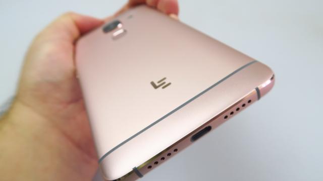 <b>LeEco Le Max 2: Design metalic elegant, dar masiv</b>E amuzant să numeşti un telefon o "bestie roz", dar fix acesta e cazul lui LeEco Le Max 2. Terminalul e masiv, e metalic şi foarte solid construit. Avem de-a face cu un device cu diagonală de 5.7 inch şi cu grosime de 8 mm, dar şi greutate de 185 grame..