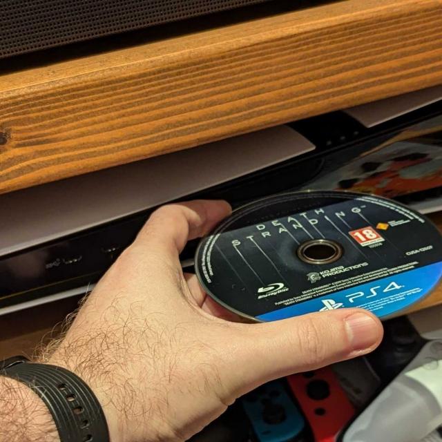 Sony renunță complet la jocurile PlayStation pe disc din 2028