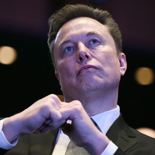 SpaceX ar lucra la un gadget AI mai subțire decât un iPhone, însă Elon Musk neagă informația