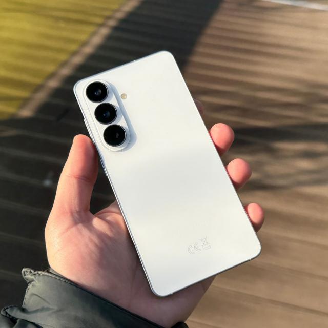 Samsung Galaxy S27 și S27+ ar putea renunța la senzorul foto Samsung în favoarea unei camere Sony de 50 MP